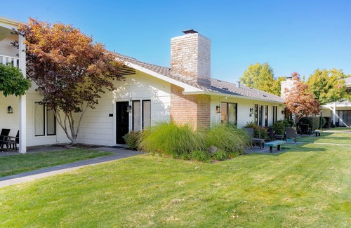 Vichy Springs Condo | Silverado Mansion Junior Suite! 1 bed/1 bath! Pool Access, Courtyard View.