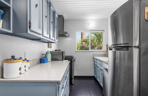 Palm Springs House | Simple Mid-Century Elegance with Private Pool