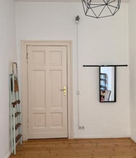 Mitte Apartment | Simple Room Berlin Mitte Artist and LGBTQ friendly