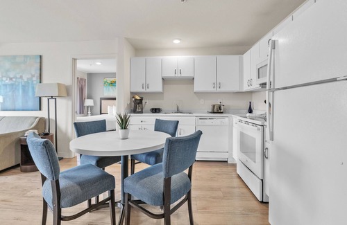 Far North Central Apartment | Simplicity At the Rim 1204 I Comfy 2 bed 2 Bath