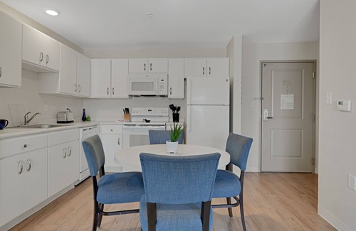 Far North Central Apartment | Simplicity At the Rim 1304 I Comfy 2 Bed 2 Bath