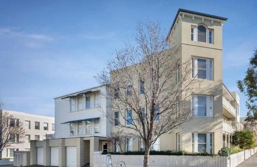 Kensington House | Simply Kensington by Ready Set Stay