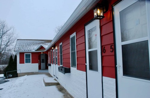 Mount Horeb Hotel | Single Full Room at The Little Village in Mount Horeb