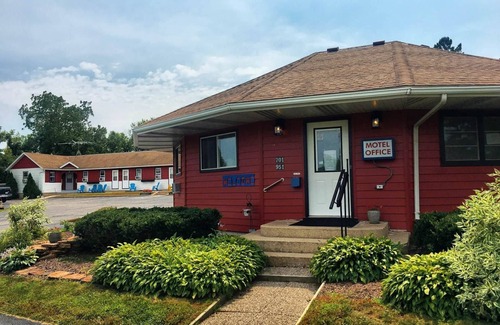 Mount Horeb Hotel | Single Full Room at The Little Village in Mount Horeb
