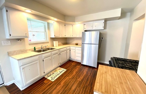 North Versailles House | Single level that sleeps 5 guests