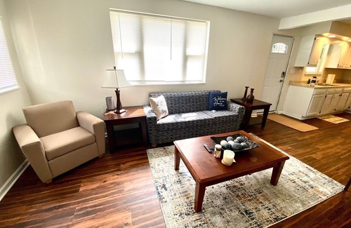North Versailles House | Single level that sleeps 5 guests