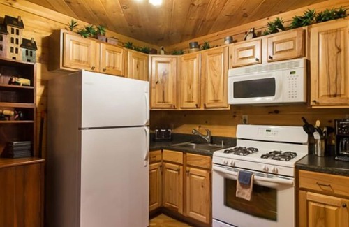 Gatlinburg Cabin | Sitting next to the river with Hot Tub, Sauna, Wifi and close to shopping