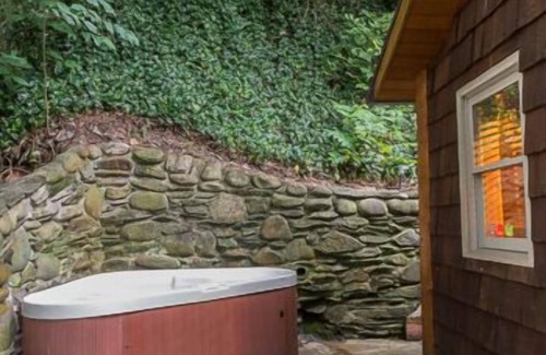 Gatlinburg Cabin | Sitting next to the river with Hot Tub, Sauna, Wifi and close to shopping