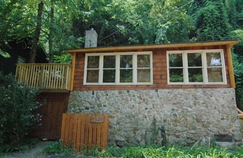 Gatlinburg Cabin | Sitting next to the river with Hot Tub, Sauna, Wifi and close to shopping