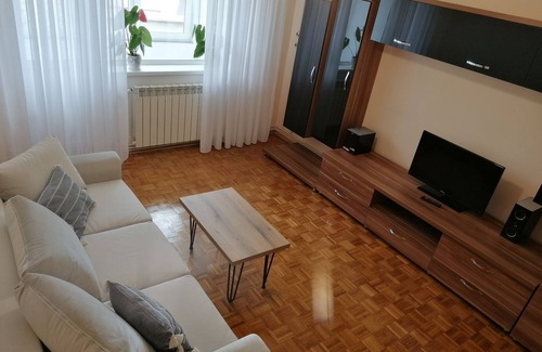 Cluj-Napoca Apartment | Situat la 2 km de centrul orasului si Parcul Central & 1 km de parcul Cetatuia