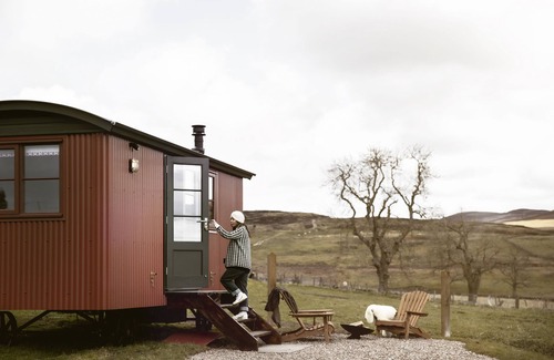 Pitlochry Apartment | Situated in Tulliemet valley on an old shepherd’s hill track, our huts enjoy breathtakingly long vie