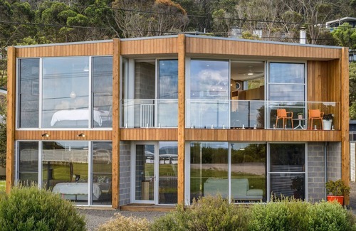 Separation Creek House | Six Degrees - Across the road from the Separation Creek beach