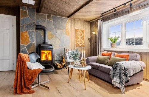 Svingvoll Ski Chalet | Skeikampen cabin with mountain view, jacuzzi, and 8 bedrooms
