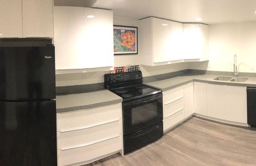 Olympus Cove House | Ski, Hike, Hottub + Ping-Pong & Pool. Fun Open Concept - sleeps 14 - great price