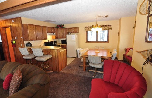 Upson Ski Chalet | Ski-in ski-out 3 Bdrm Chalet w sauna on slopes & lake - Sleeps 8