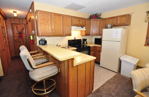 Upson Ski Chalet | Ski-in ski-out 3 Bdrm Chalet w sauna on slopes & lake - Sleeps 8