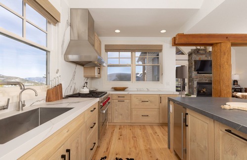 Saddle Ridge House | Ski-in/Ski-out w/Private Hot Tub in Moonlight Basin| Saddle Ridge - Mountain Modern Chalet