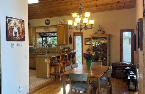 Downtown House | SKI LEASE 2025-26 Tahoe Truckee Pet Friendly Home with Amazing Views