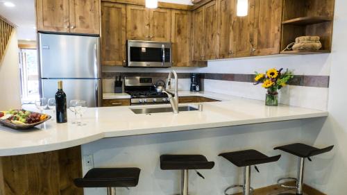 Truckee Hotel | Ski Trails 4070