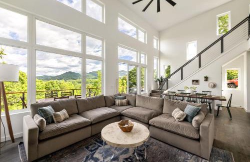 Young Harris House | Skips Hideaway Hot Tub, Pool, Game Room Dogs