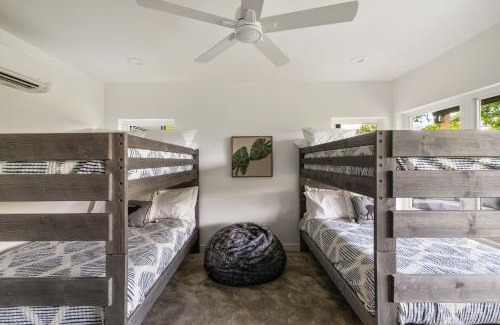Young Harris House | Skips Hideaway Hot Tub, Pool, Game Room Dogs