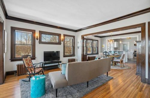 Bryant Apartment | Sky Apt in Majestic MPLS Duplex