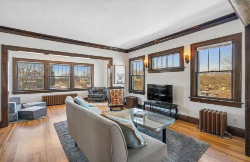 Bryant Apartment | Sky Apt in Majestic MPLS Duplex