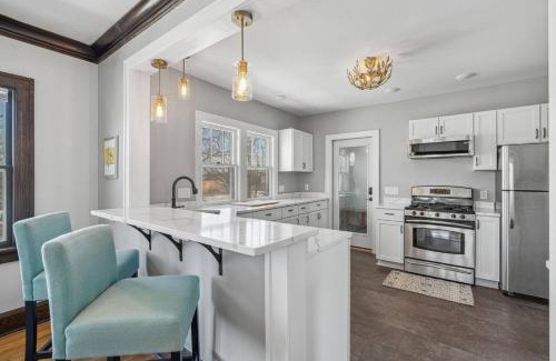 Bryant Apartment | Sky Apt in Majestic MPLS Duplex