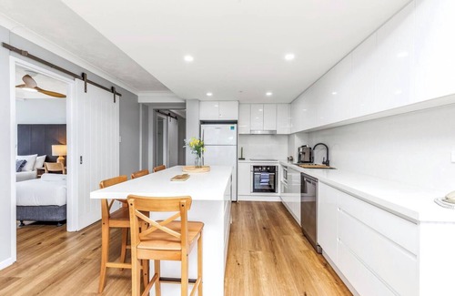 Surfers Paradise Apartment | Sky High Beachside Balcony Panorama at Surfers
