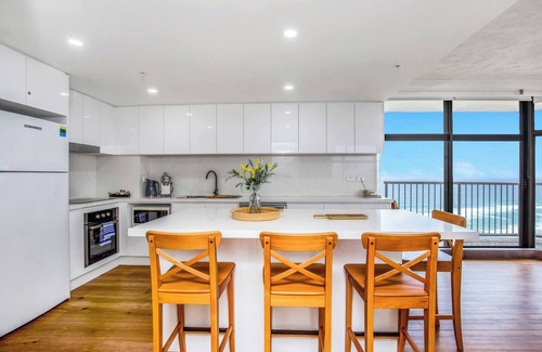 Surfers Paradise Apartment | Sky High Beachside Balcony Panorama at Surfers