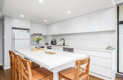 Surfers Paradise Apartment | Sky High Beachside Balcony Panorama at Surfers