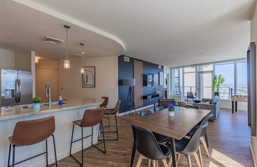 Downtown Phoenix Apartment | Skyline Elegance |22ndFloor High-Rise w/Pool+Gym