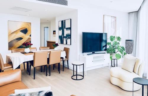 Melbourne Central Business District Apartment | Skyline Executive 2BR Suite Level 66 Corporate-Ready Next to Ritz