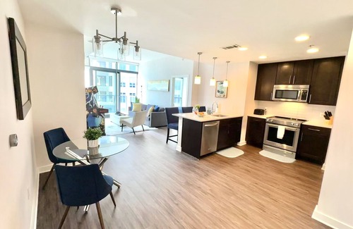 Lenox Apartment | Skyline Luxe | Large Balcony | Mondern Comfort | Pool
