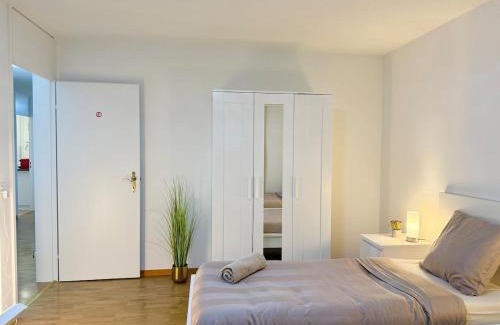 Nussbaumen Apartment | Skyline Retreat Jedes Zimmer mit TV