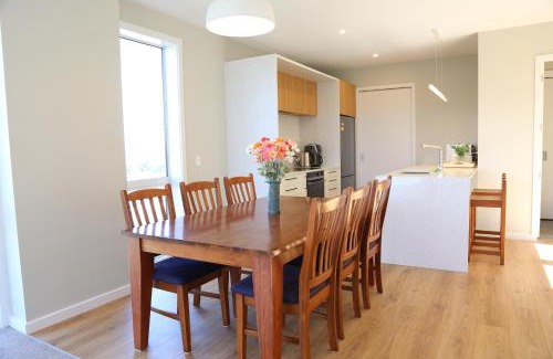 Johnsonville House | Skyline Vista - Entirely New House with Luxe Views, Espresso, Netflix & Free Parking