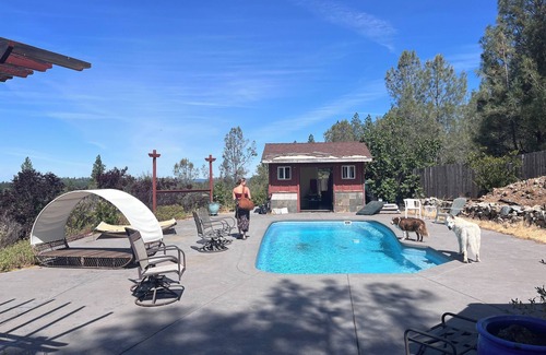 Grass Valley House | SkyView Camper unwind in a natural setting minutes from downtown NC and the Yuba
