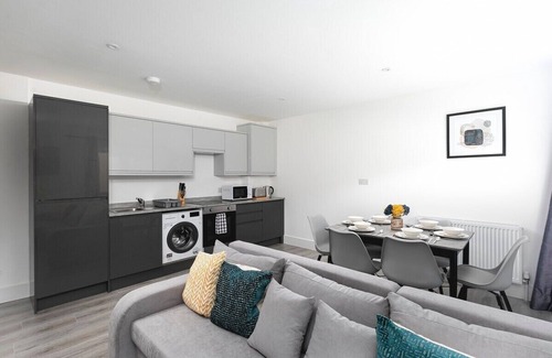 Enfield House | Skyvillion -Vineyard Court- Enfield 2-Bed w/Garden