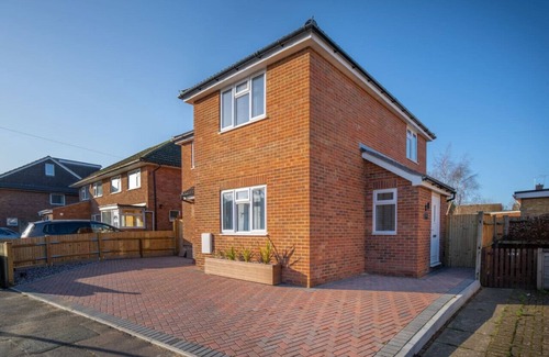 Crawley Apartment | Skyway First Floor Apartment is a 2 bedroom apartment with parking in Three Bridges