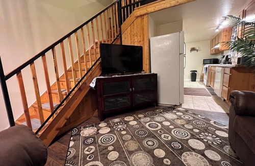 Knik-Fairview Cabin | Sled Dog Cabin: Family, Pet Friendly Quiet Home in Wasilla