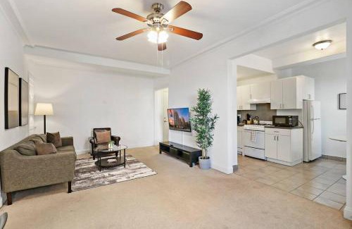 East Hyde Park Apartment | Sleek 1-Bedroom Apt in Chicago - East Park Tower 0610 rep