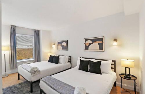 East Hyde Park Apartment | Sleek 1-Bedroom Apt in Chicago - East Park Tower 0610 rep