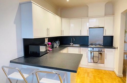 North Glasgow Apartment | Sleek and Modern 2-Bedroom Sunny Views, close to Subway