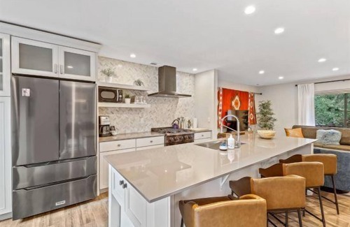 Southside House | Sleek Chic Mountain Retreat with Loft Studio | HOT TUB | Walk to Downtown & NAU