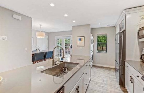 Southside House | Sleek Chic Mountain Retreat with Loft Studio | HOT TUB | Walk to Downtown & NAU