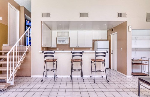 Atwater Village Apartment | Sleek Glendale 1BR w/Gym, Pool, Lounge, walkable location, by Blueground