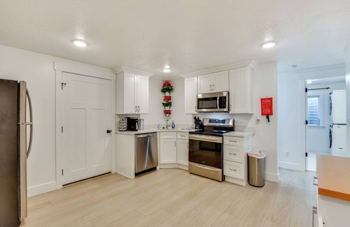 Morgan Apartment | Sleek & Modern Morgan Abode: Great for Families!