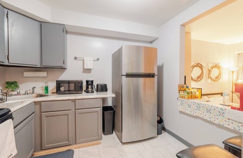 West Ridge Apartment | Sleek North Side Studio Apartment