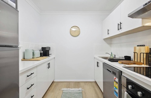 Northbridge Apartment | Sleek Northbridge Getaway