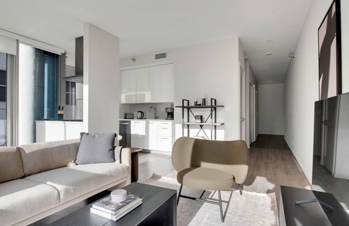 Near North Side Apartment | Sleek River North 1BR w/Gym, Lounge & Roof, 1 block to L, by Blueground